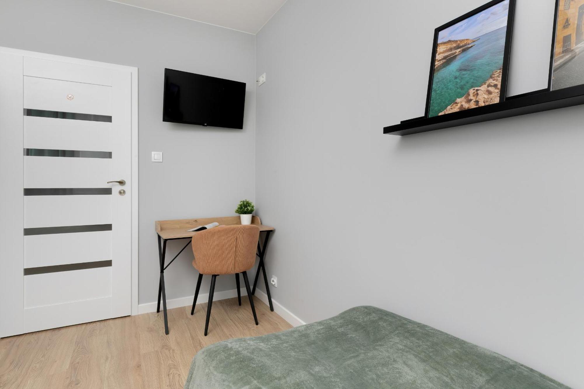 Leilighet In With 3 Bedrooms, Furnished Balcony And 2 Desks By Rent Like