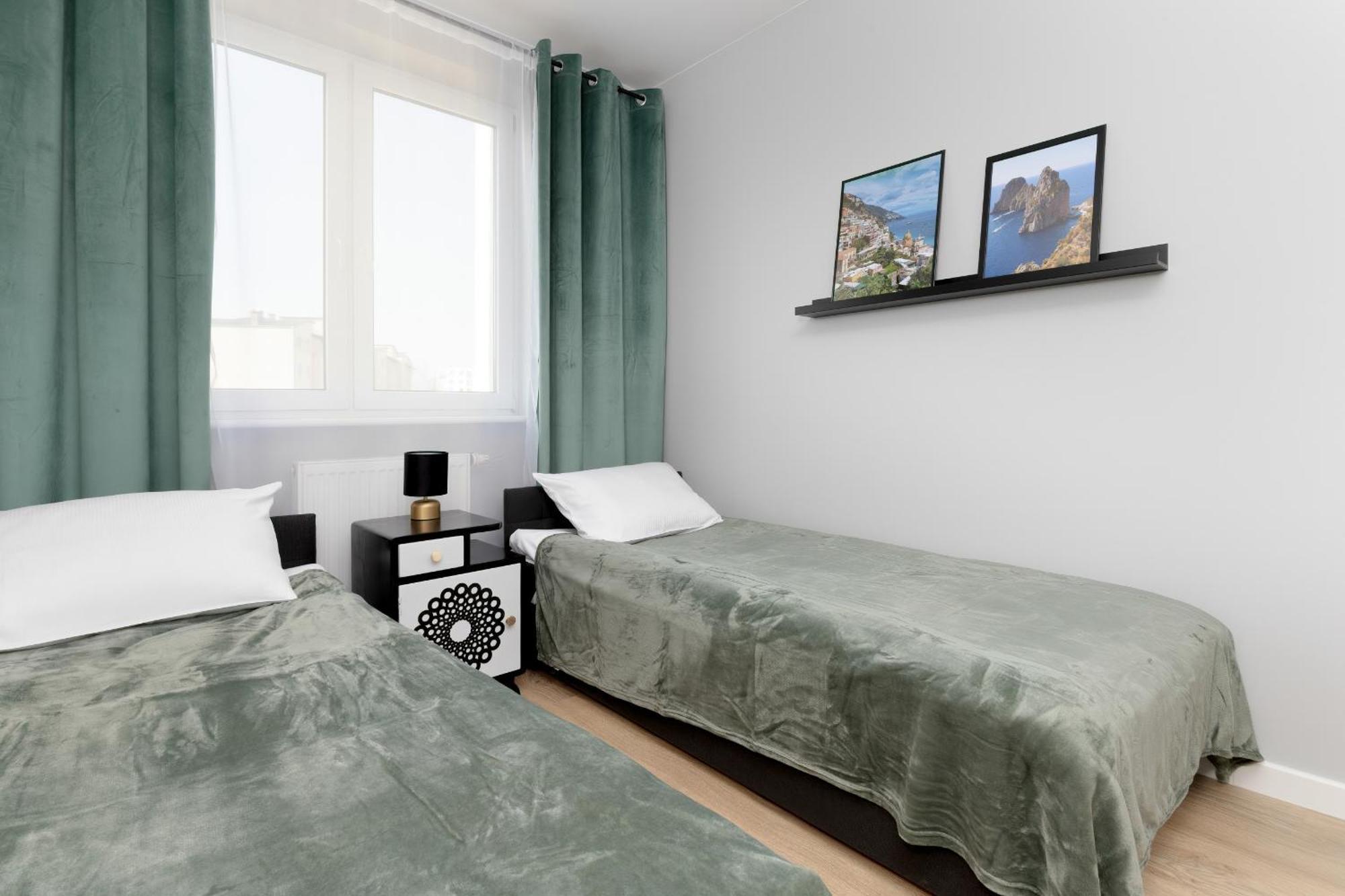 In With 3 Bedrooms, Furnished Balcony And 2 Desks By Rent Like Leilighet *