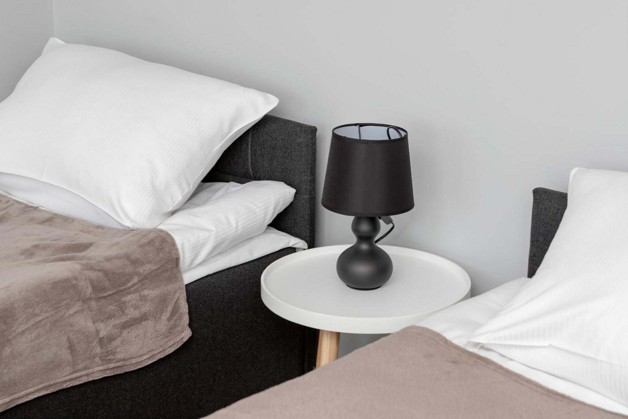 In With 3 Bedrooms, Furnished Balcony And 2 Desks By Rent Like Leilighet